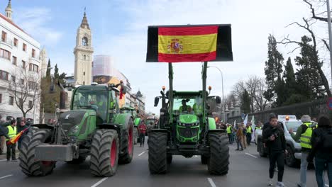 Traktoren-Kommen-In-Madrid-Während-Der-Demonstration-Und-Des-Bauernstreiks-An,-Um-Gegen-Unlauteren-Wettbewerb,-Agrar--Und-Regierungspolitik-Zu-Protestieren