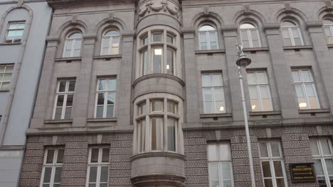 Tilt-shot-of-exterior-architecture-of-Mercer's-Medical-Centre-under-cloudy-sky-in-Dublin,-Ireland