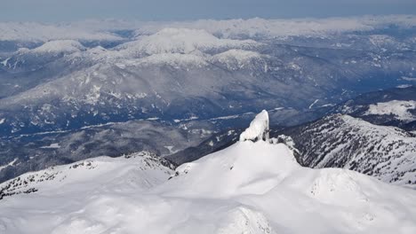 Verschneite-Berglandschaft-An-Einem-Schönen-Sonnigen-Wintertag-Aus-Der-Luft