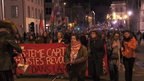 Marcha-Nocturna-Por-Los-Derechos-De-Las-Mujeres-Con-Pancarta-Roja.