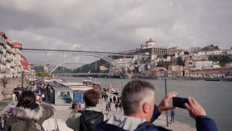 Vista-Del-Famoso-Puente-Ponte-Luís-I-En-Oporto:-Gente-Admirando-El-Impresionante-Paisaje-Urbano-Y-El-Río-Debajo