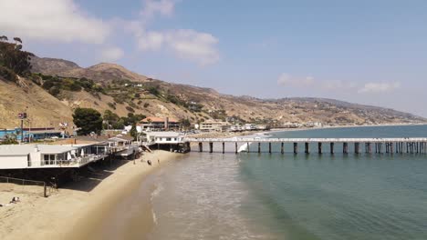 Vista-Aérea,-Playa-Y-Muelle-De-Malibu-En-Un-Día-Soleado,-California,-Estados-Unidos,-Tiro-De-Drone-Hacia-Atrás