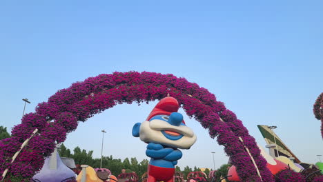 Estatua-Del-Personaje-De-Dibujos-Animados-De-Papa-Pitufo-En-Dubai-Miracle-Garden,-Emiratos-Árabes-Unidos