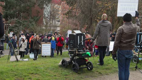 Mann-Mit-Dreadlocks-Spricht-Bei-Covid-Protestkundgebung-Ins-Mikrofon