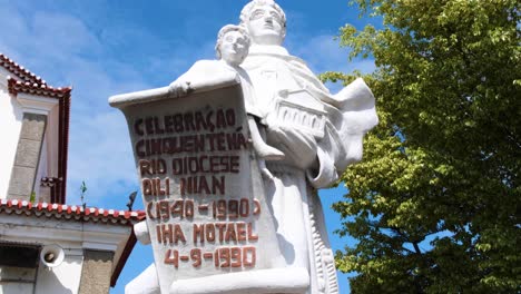 Estatua-Del-Santo-Religioso-Con-Pergamino-En-La-Iglesia-De-San-Antonio-De-Motael,-La-Iglesia-Católica-Romana-Más-Antigua-De-Timor-Oriental,-En-La-Ciudad-Capital-De-Timor-Oriental,-Sudeste-Asiático