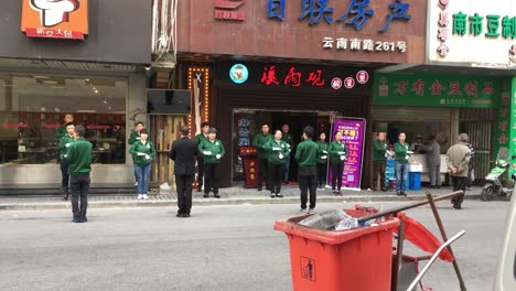 Mitarbeiter-Eines-Restaurants-Trainieren-Vor-Schichtbeginn-Auf-Einer-Chinesischen-Straße-In-Shanghai