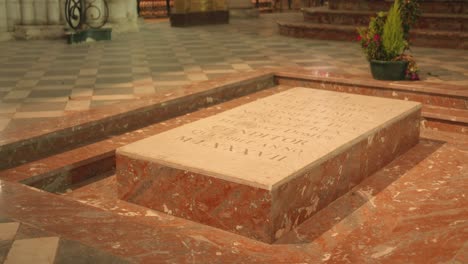 William-The-Conqueror's-tomb-in-the-Abbaye-aux-Hommes-in-Caen,-France