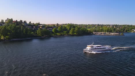 Fähre-Bewegt-Sich-Im-Fjord-Unter-Gehobenen-Wohnviertel-Von-Stockholm,-Schweden