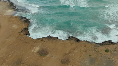 Schäumende-Wellen,-Die-Gegen-Schroffe-Klippen-In-Zypern,-Naher-Osten