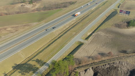 Luftaufnahme-Einer-Baustelle-In-Der-Nähe-Der-Autobahn-In-Polen