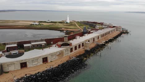 Luftaufnahme-Des-Artillerieforts-Hurst-Castle-Mit-Leuchtturm-Im-Hintergrund