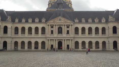 Entrada-Principal-A-Les-Invalides-Y-Visitantes-Tomándose-Fotografías