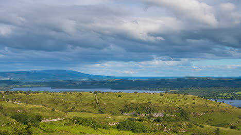 Zeitraffer-Von-Ländlichem-Natur-Ackerland-Mit-Steinmauer-Am-Hang-Und-See-In-Der-Ferne-An-Einem-Sonnigen-Tag-Mit-Wolken-Am-Himmel,-Gesehen-Von-Carrowkeel-In-Der-Grafschaft-Sligo-In-Irland