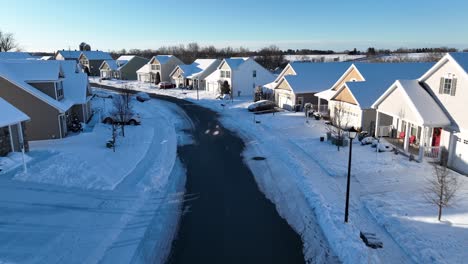 Drohnenflug-In-Einem-Amerikanischen-Wohngebiet-Im-Winterschnee