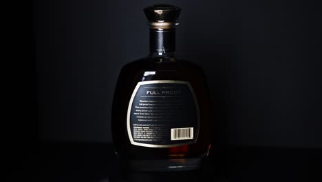 Flasche-1792-Full-Proof-Kentucky-Straight-Bourbon-Whiskey-Dreht-Sich-Mit-Einem-Schwarzen-Hintergrund