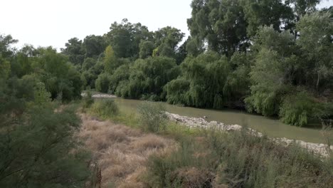 Aerial-footage-captures-the-scenic-beauty-of-the-Guadalquivir-River-as-it-meanders-through-the-picturesque-landscapes-of-Marmolejo,-situated-in-Jaén-province,-Spain