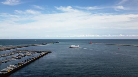 Kleiner-Hafen-Am-Meer,-Schiff-Verlässt-Den-Hafen,-Ostsee,-Warnemünde,-Drohne