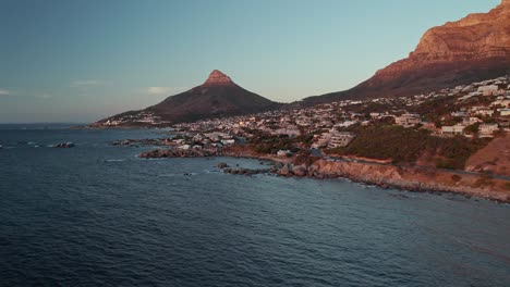 Camps-Bay,-Cabeza-De-León-Y-Table-Mountain-Durante-La-Puesta-De-Sol-En-Ciudad-Del-Cabo,-Sudáfrica