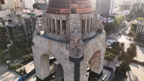 Vista-De-Cerca-Del-Monumento-A-La-Revolución-Con-Drones.