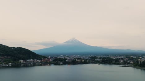 Panoramic-View-Of-Beautiful-Kawaguchi-Lake-In-Front-Of-Snowy-Fuji-Mountain,-Japan