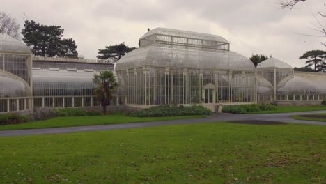 Vista-De-Perfil-De-Los-Jardines-Botánicos-Nacionales-De-Irlanda-Bajo-Un-Cielo-Nublado-En-Glasnevin,-Irlanda