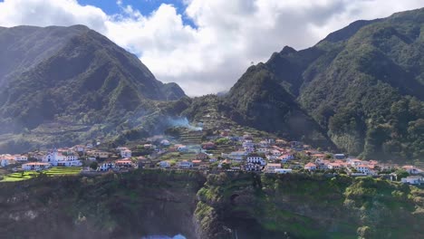 Seixal,-Madeira,-Durch-Atemberaubende-Drohnenaufnahmen,-Die-Den-Küstencharme-Und-Die-Stadtlandschaft-Einfangen
