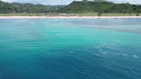 Vista-De-Drones-En-La-Playa-Desde-El-Océano,-Indonesia