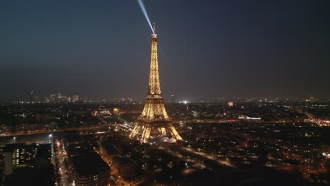 Unglaubliche-Aussicht-Auf-Den-Eiffelturm,-Der-Nachts-Mit-Einem-Lichtstrahl-Von-Oben-Beleuchtet-Wird,-Paris