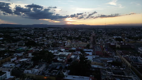 Hermosa-Puesta-De-Sol-De-Una-Ciudad-Hispana-Vista-Desde-Un-Dron