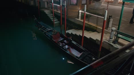 Góndola-Solitaria-En-Un-Canal-Veneciano-Por-La-Noche