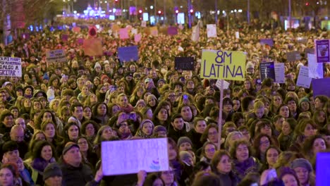 Tausende-Menschen-Nehmen-An-Einer-Demonstration-Zum-Weltfrauentag-Teil