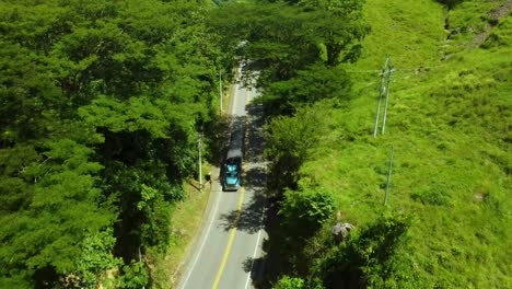 Vista-Aérea-Del-Movimiento-De-Camiones