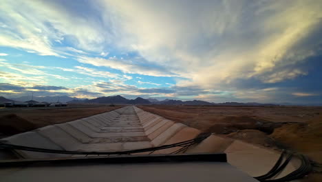 Carretera-Del-Desierto-De-Sharm-El-Sheikh-Contra-El-Cielo-Dramático-En-Egipto