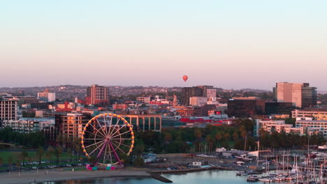 Luftaufnahme-Der-Stadt-Geelong-Mit-Riesenrad-Und-Heißluftballon,-Sonnenaufgang