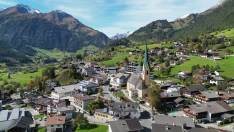 Pueblo-Virgen-E-Iglesia-En-El-Valle-Virgental,-Tirol,-Austria---Círculos-Aéreos-4k