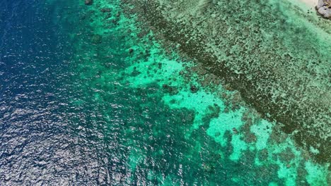 Von-Oben-Aufgenommene-Drohnenaufnahmen-Des-Türkisfarbenen-Tropischen-Blauen-Wassers-Auf-Den-Philippinen