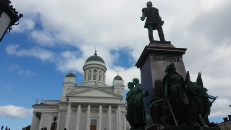 Catedral-De-Helsinki-Y-Estatua-De-Alejandro-II-En-La-Plaza-Del-Senado,-Finlandia,-Monumentos-Del-Centro