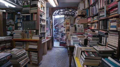 Rincón-Acogedor-En-La-Librería-Veneciana-&quot;biblioteca-Acqua-Alta