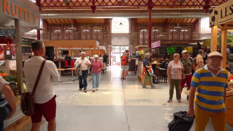 Der-Marché-Couvert-Colmar-Ist-Ein-Guter-Ort,-Um-Beim-Metzger,-Im-Geflügelgeschäft,-Im-Käsegeschäft,-Beim-Bäcker,-Beim-Fischhändler,-Im-Feinkostgeschäft-Einzukaufen-Oder-Sogar-Ein-Schnelles-Mittagessen-Einzunehmen.