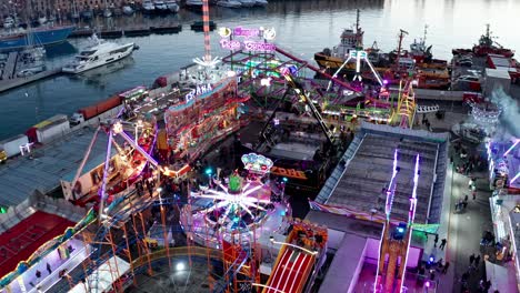 Emocionantes-Atracciones-En-El-Parque-De-Atracciones-Familiar-En-El-Paseo-Marítimo-De-Génova,-Luna-Park