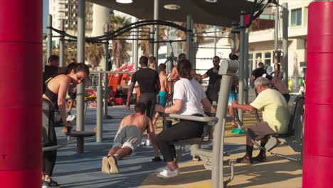 Ciudadanos-Locales-Haciendo-Ejercicio-En-El-Gimnasio-Al-Aire-Libre-En-Tel-Aviv.