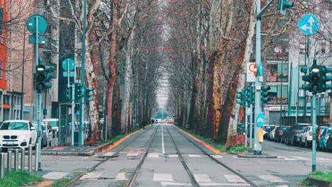 Downtown-Milan,-crossroads-and-traffic-lights-in-operation