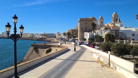 Cádiz,-España,-Paseo-Marítimo,-Tráfico-Por-El-Océano-Atlántico-Y-La-Catedral-En-Un-Caluroso-Día-De-Verano