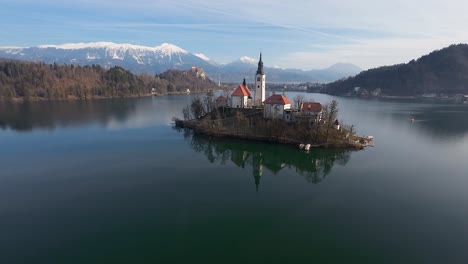 Profilansicht-Der-Kirche-Von-Bled-Mit-Alpen-Im-Hintergrund