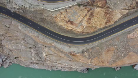 Vista-Aérea-De-Pájaro-De-La-Sinuosa-Carretera-Jaglot-Skardu---Jsr-Que-Conecta-La-Región-De-Gilgit-Con-Baltistan-Región-De-Gilgit-Baltistan