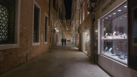 Callejón-Veneciano-Adornado-Con-Luces-Parpadeantes