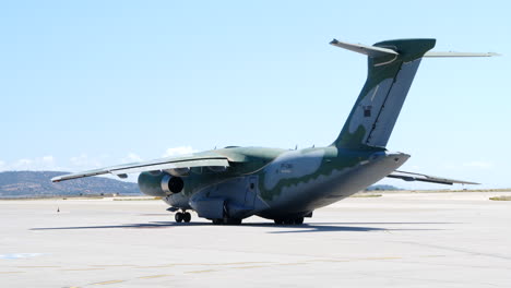 Rückansicht-Des-Embraer-Millennium-Flugzeugs-Bei-Statischem-Flugkontrolltest