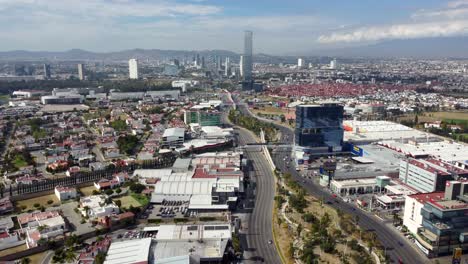 Centro-Comercial,-Tráfico-En-La-Autopista,-Barrio-Suburbano-Y-Rascacielos-En-El-Centro-De-La-Ciudad-De-Puebla,-México