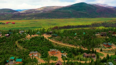 Kleine-Bergstadt-Mit-Häusern-Umgeben-Von-üppigen-Sommerwäldern-In-Den-Rocky-Mountains