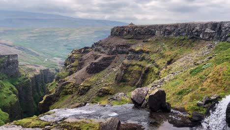 Vista-Panorámica-Sobre-El-Paisaje-Del-Cañón-Islandés,-Desde-La-Cascada-De-Glymur.